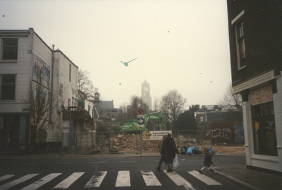 605979 Gezicht op ''Het Gat in de Voorstraat'' op de T-kruising van de Wijde Begijnestraat (voorgrond) en de Voorstraat ...